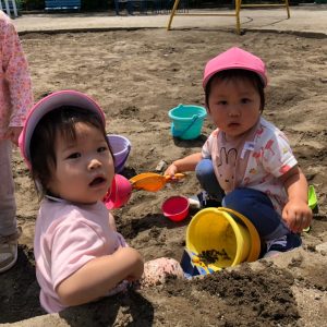 砂場遊びをする園児達